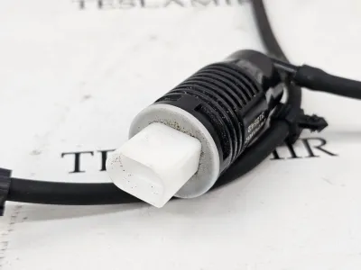 Насос (моторчик) бачка омывателя Tesla Model Y 2021 — фото 2
