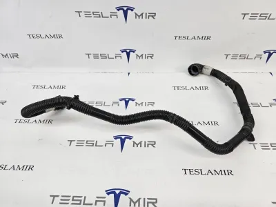 Шланг системы охлаждения заднего мотора Tesla Model Y 2022