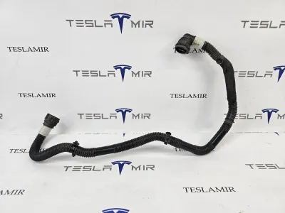 Шланг системы охлаждения заднего мотора Tesla Model Y 2022 — фото 2