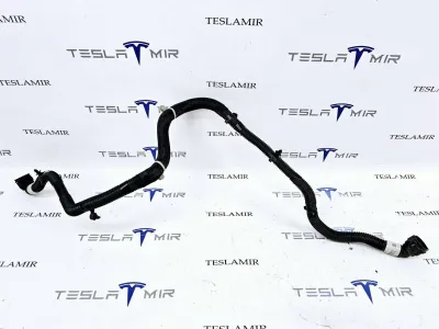 Шланг системы охлаждения заднего мотора Tesla Model Y 2022