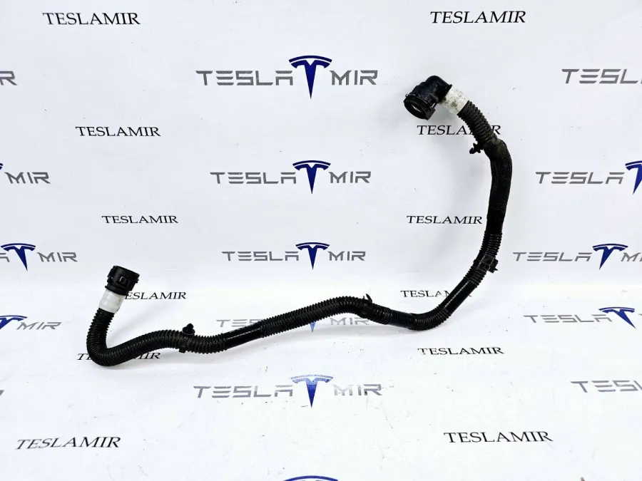 Шланг системы охлаждения заднего мотора Tesla Model 3 2022 — фото 1
