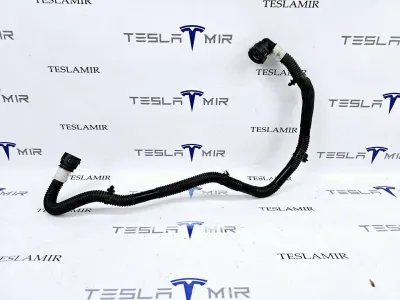 Шланг системы охлаждения заднего мотора Tesla Model 3 2022 — фото 2