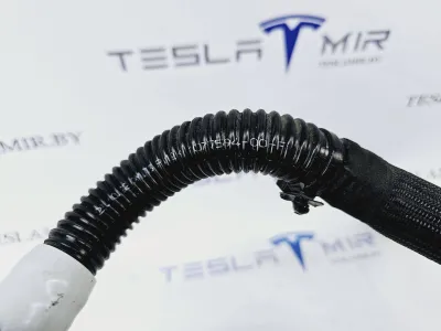 Шланг системы охлаждения заднего мотора Tesla Model 3 2019 — фото 2