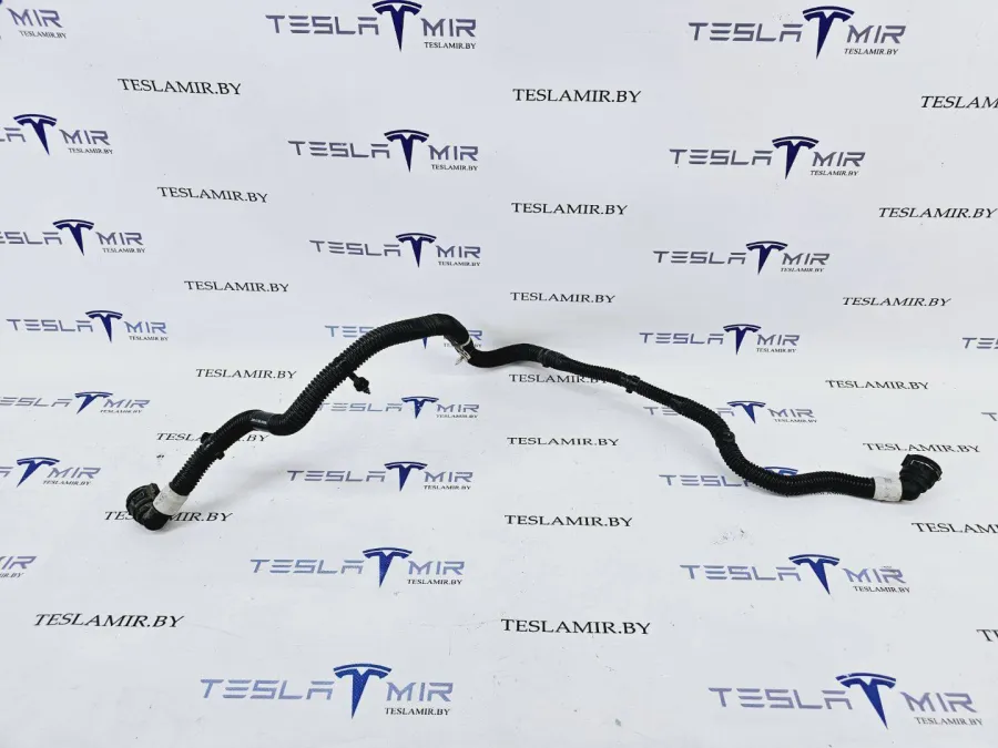 Шланг системы охлаждения заднего мотора Tesla Model 3 2023 — фото 1