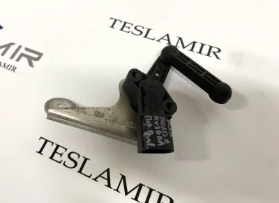 Датчик уровня пневмоподвески (положения кузова) передний правый Tesla Model S 2018