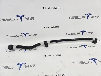 Патрубок системы охлаждения пластиковый передний правый Tesla Model 3 2024