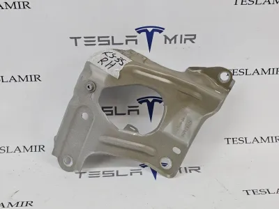 Кронштейн крыла правый Tesla Model Y 2025