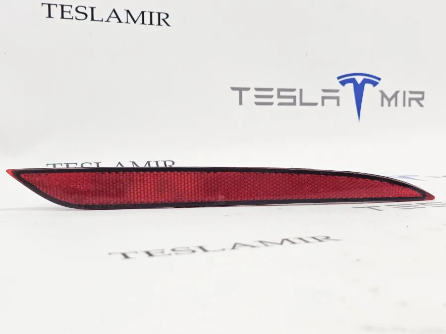 Катафот заднего бампера (отражатель) правый Tesla Model S 2018 — фото 1