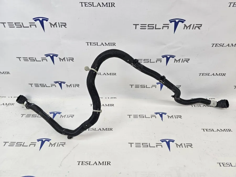 Шланг системы охлаждения заднего мотора Tesla Model Y 2025 — фото 1