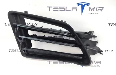 Люверс переднего бампера левый Tesla Model S 2018