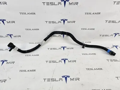 Патрубок системы охлаждения пластиковый передний Tesla Model 3 2023