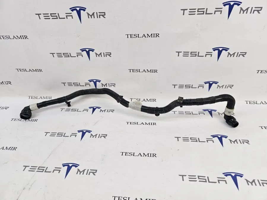 Патрубок системы охлаждения пластиковый передний Tesla Model S 2022 — фото 1