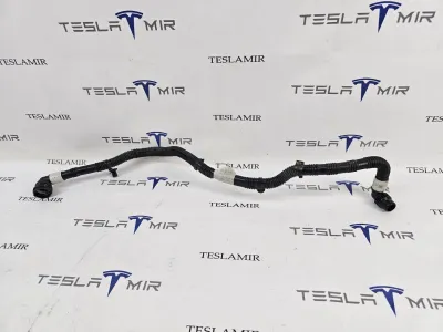 Патрубок системы охлаждения пластиковый передний Tesla Model S 2022