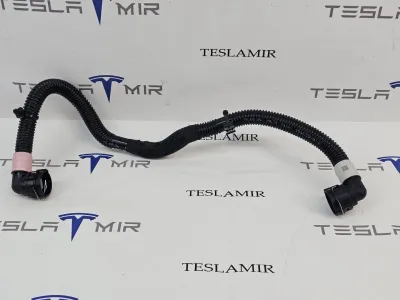 Патрубок системы охлаждения пластиковый передний Tesla Model Y 2024