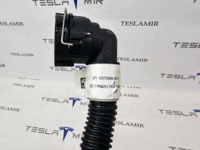 Шланг системы охлаждения заднего мотора Tesla Model Y 2025 — фото 2