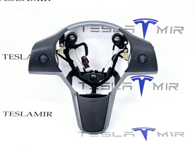Кнопки управления на руле Tesla Model 3 2019