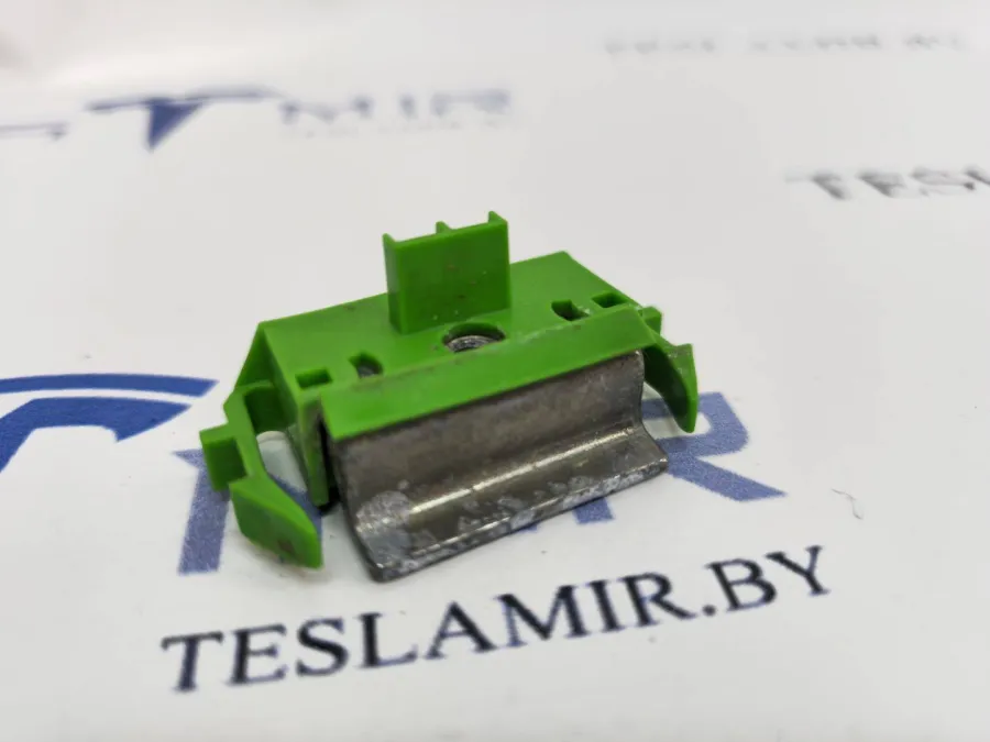 Крепеж прижимной модулей основной батареи Tesla Model 3 2021 — фото 1