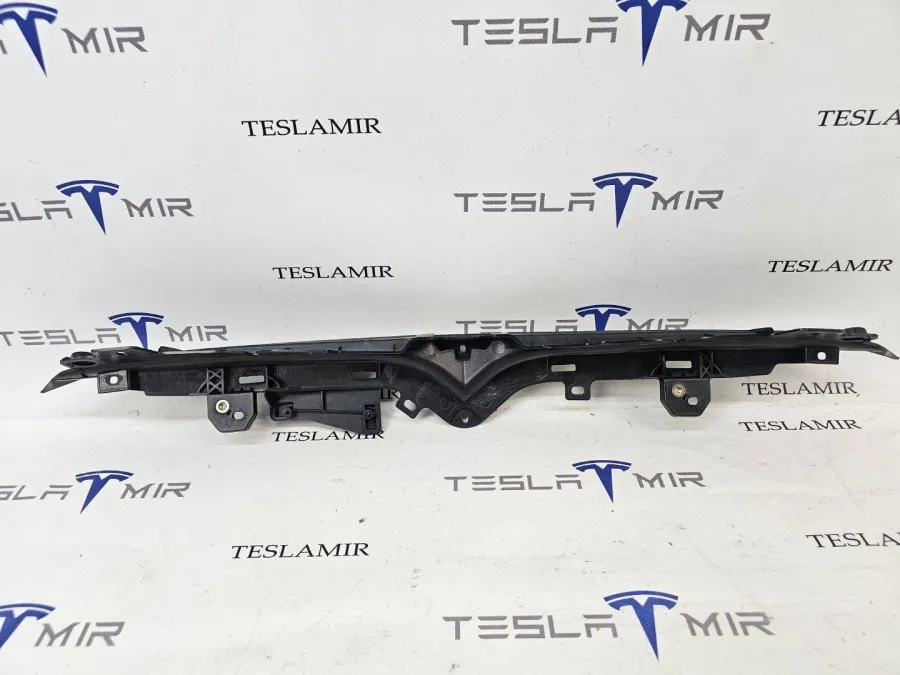 Кронштейн накладки (логотипа) V-образной гриля передний Tesla Model S 2022 — фото 1