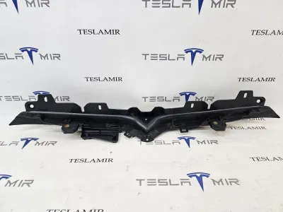 Кронштейн накладки (логотипа) V-образной гриля передний Tesla Model S 2022 — фото 2