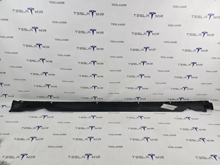 Накладка на порог правая Tesla Model Y 2025 — фото 1