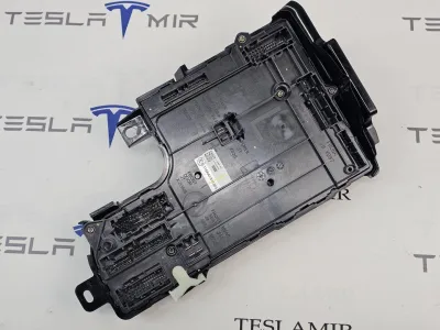 Блок управления BCM (бортовой сети) (Body Control Module) Боди левый Tesla Model Y 2025