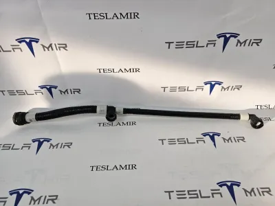 Патрубок системы охлаждения пластиковый передний правый Tesla Model 3 2024