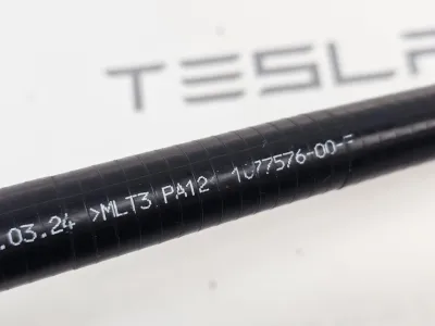Патрубок системы охлаждения пластиковый передний правый Tesla Model 3 2024 — фото 2