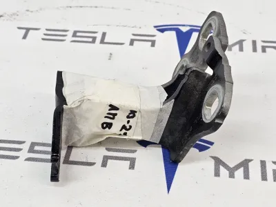 Петля двери передней верхняя левая Tesla Model 3 2023