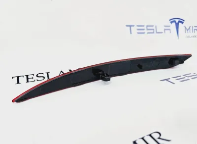 Катафот заднего бампера (отражатель) правый Tesla Model Y 2021 — фото 2