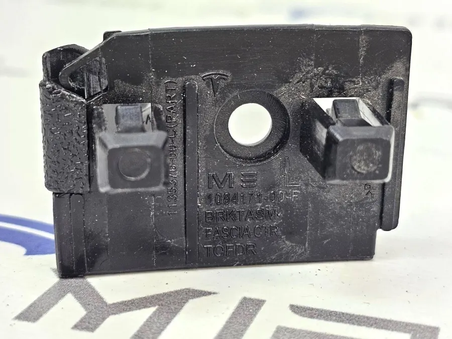 Кронштейн крепления крыла (вилка) левый Tesla Model 3 2020 — фото 1