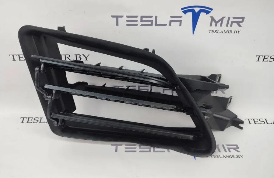 Люверс переднего бампера левый Tesla Model S 2018 — фото 1
