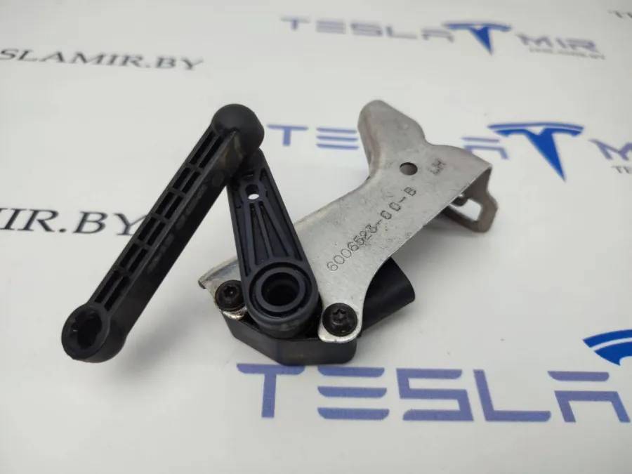 Датчик уровня пневмоподвески (положения кузова) задний левый Tesla Model X 2018 — фото 1