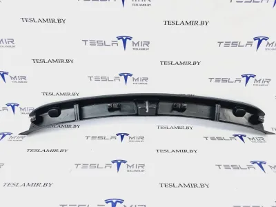 Отделка багажника (пластик) под замок Tesla Model Y 2021 — фото 2