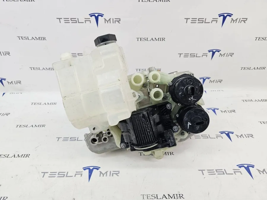 Тепловой насос Tesla Model Y 2022 — фото 1