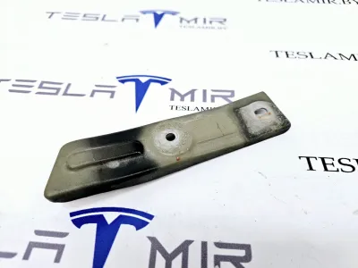 Кронштейн крыла левый Tesla Model S 2017