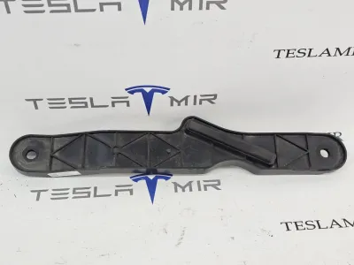 Распорка стоек Tesla Model S 2022