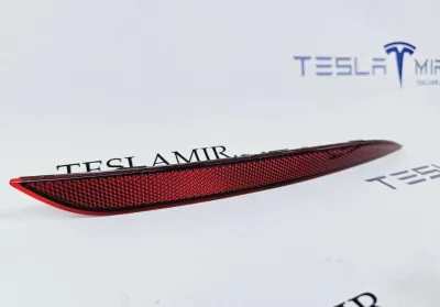 Катафот заднего бампера (отражатель) правый Tesla Model Y 2021