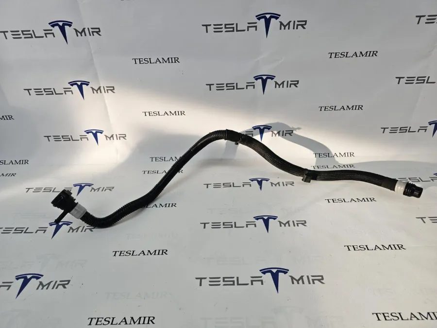 Патрубок системы охлаждения пластиковый передний Tesla Model 3 2024 — фото 1