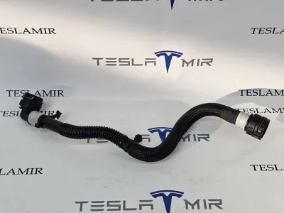 Патрубок системы охлаждения пластиковый передний Tesla Model 3 2024