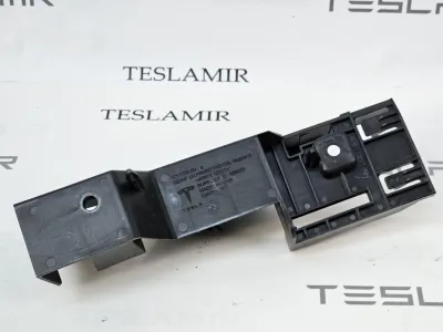 Кронштейн передней панели (телевизора) Tesla Model 3 2024
