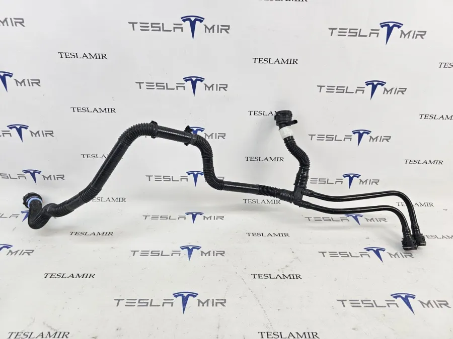 Шланг системы охлаждения теплообменник (Chiller)-батарея Tesla Model Y 2025 — фото 1