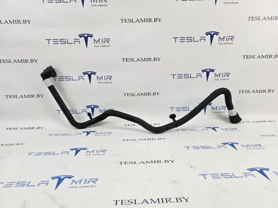 Патрубок системы охлаждения пластиковый передний Tesla Model 3 2021 — фото 1