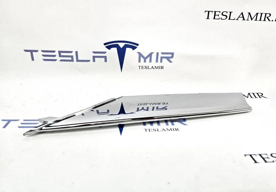 Накладка хром люверса левая верхняя Tesla Model S 2019 — фото 1