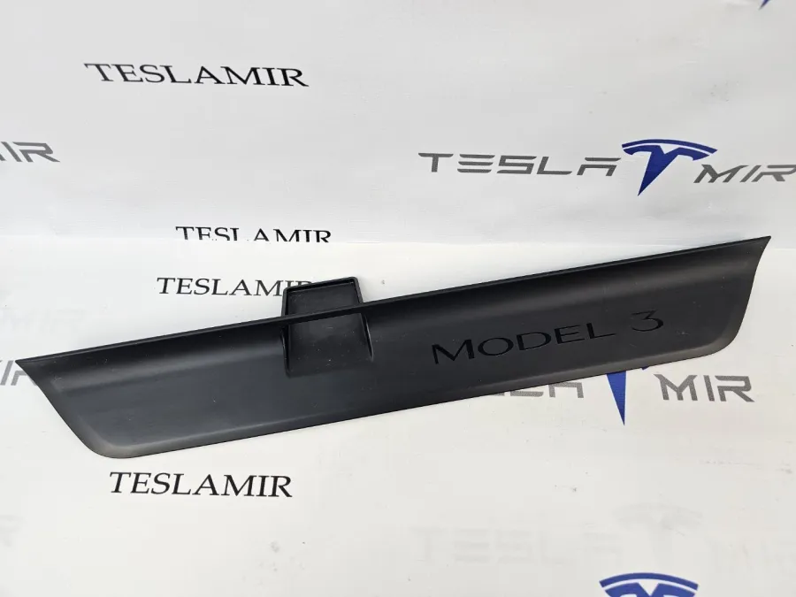 Накладка на порог правая Tesla Model 3 2024 — фото 1