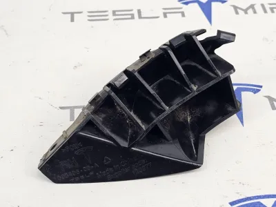 Кронштейн (направляющая) крыла переднего (ракушка) правый Tesla Model S 2018