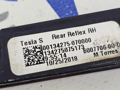 Катафот заднего бампера (отражатель) правый Tesla Model S 2018 — фото 2