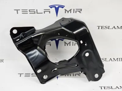 Кронштейн крыла левый Tesla Model Y 2025