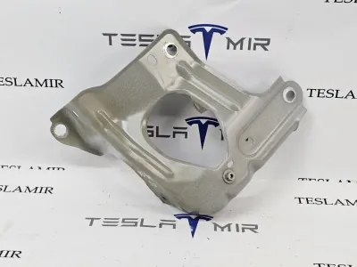 Кронштейн крыла правый Tesla Model Y 2025