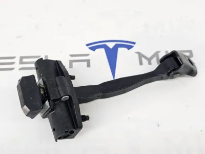 Ограничитель открывания двери задней Tesla Model 3 2024 — фото 2